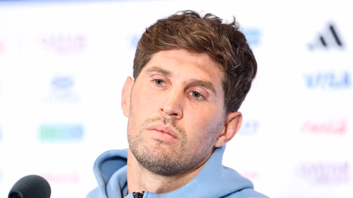 Arsenal và Chelsea tranh giành trung vệ John Stones sau World Cup