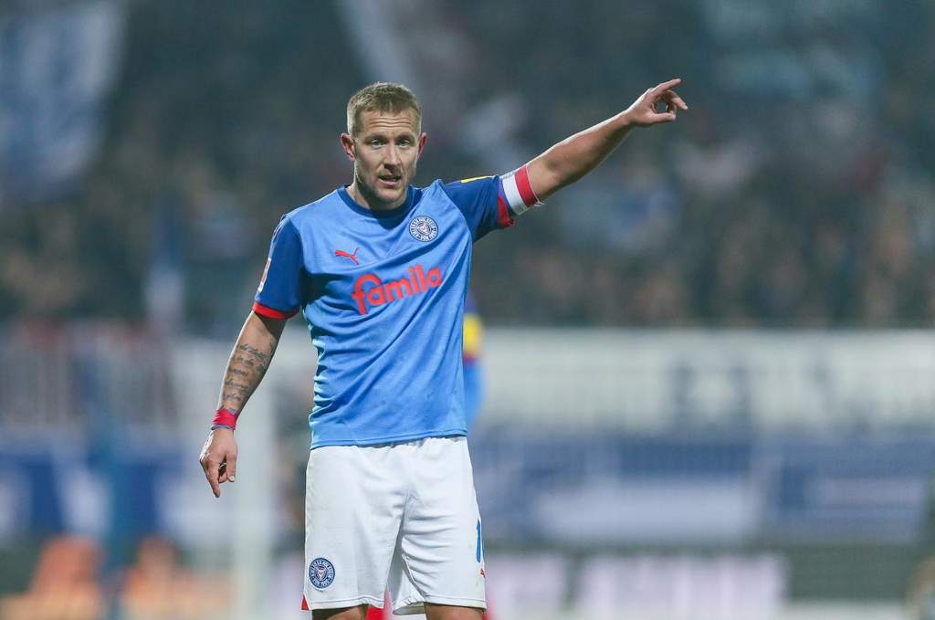 Hình ảnh tiền vệ Lewis Holtby thông báo giải nghệ sự nghiệp bóng đá
