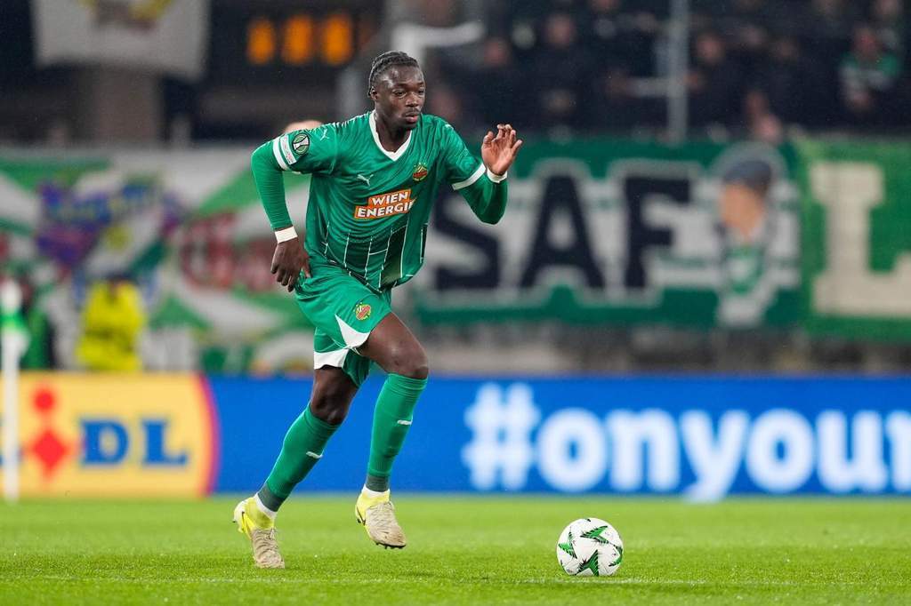Trung vệ Serge-Philippe Raux-Yao trong màu áo SK Rapid Wien