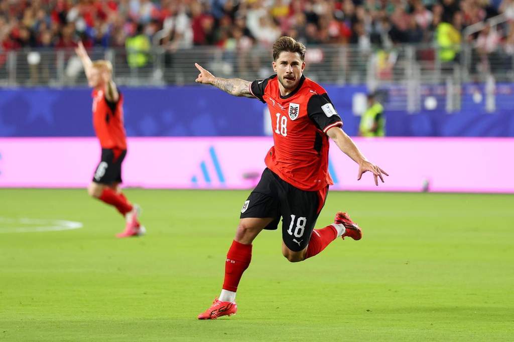 Romano Schmid trong màu áo Werder Bremen đàm phán hợp đồng mới